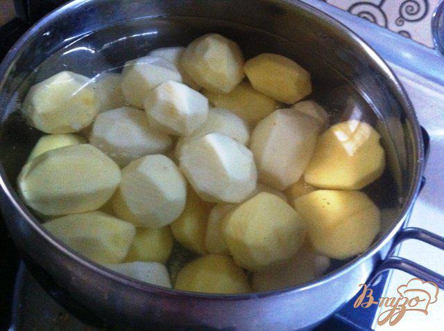 Фото приготовление рецепта: Куриные бедрышки запеченые с картофелем, белыми грибами и брокколи шаг №3