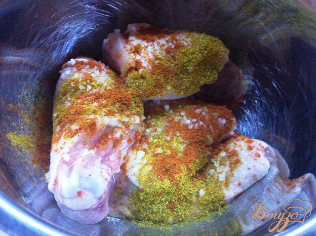 Фото приготовление рецепта: Куриные бедрышки запеченые с картофелем, белыми грибами и брокколи шаг №1