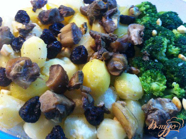 Фото приготовление рецепта: Куриные бедрышки запеченые с картофелем, белыми грибами и брокколи шаг №7