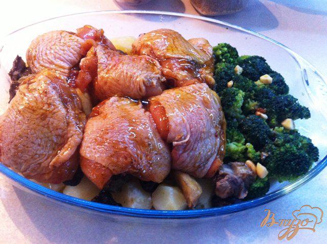 Фото приготовление рецепта: Куриные бедрышки запеченые с картофелем, белыми грибами и брокколи шаг №8