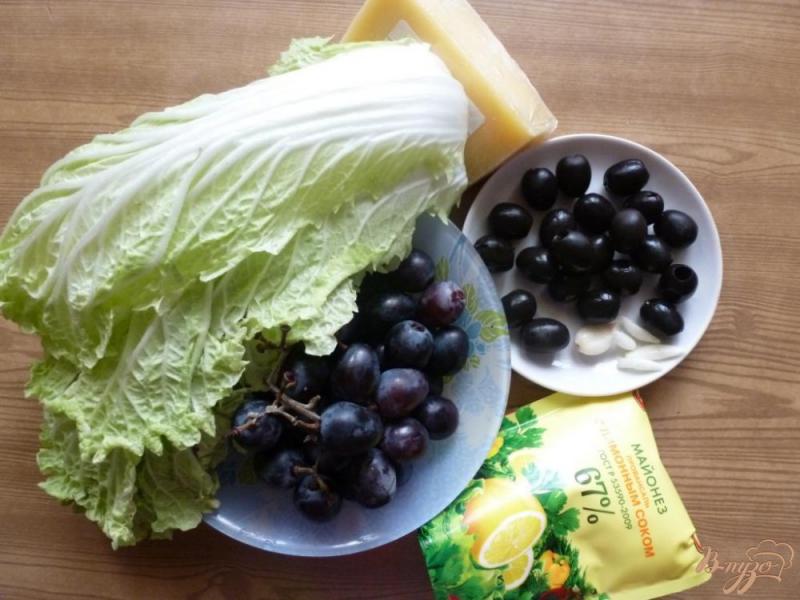 Фото приготовление рецепта: Салат с виноградом,сыром и чесноком шаг №1