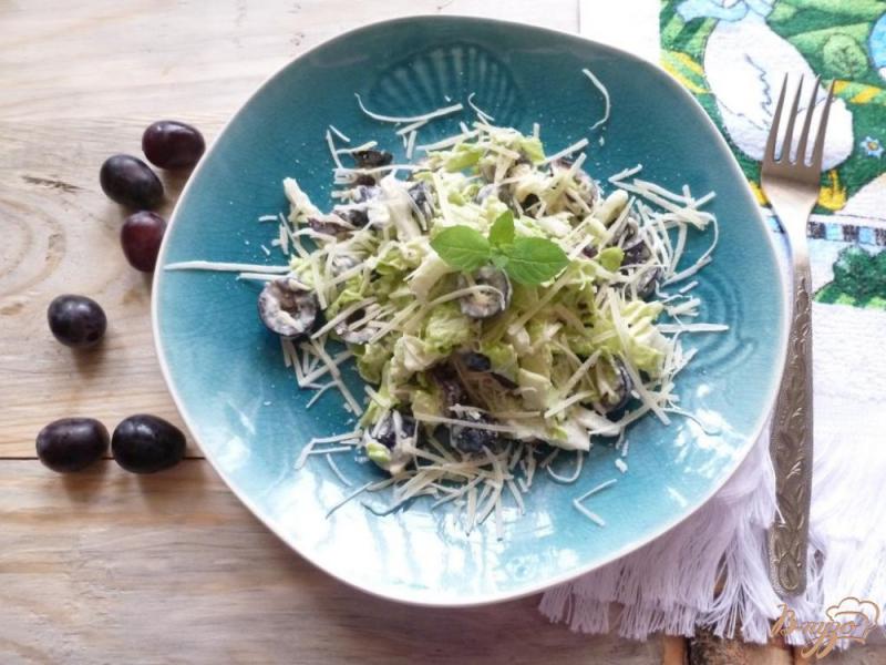 Фото приготовление рецепта: Салат с виноградом,сыром и чесноком шаг №5