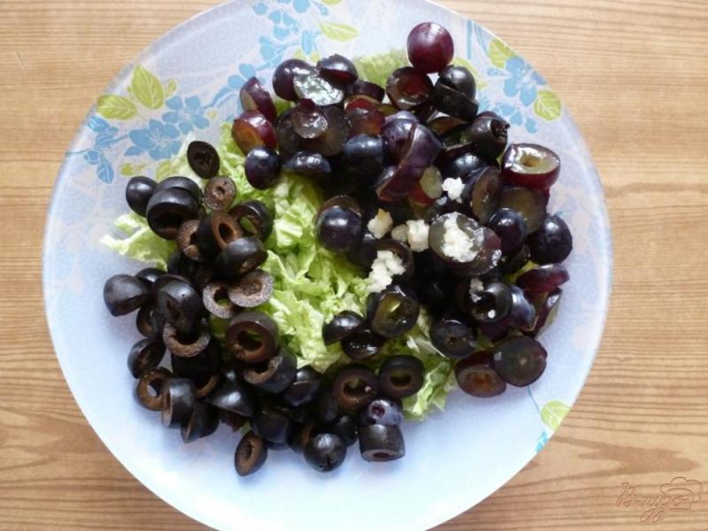 Фото приготовление рецепта: Салат с виноградом,сыром и чесноком шаг №2