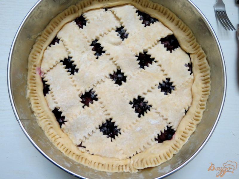 Фото приготовление рецепта: Песочный пирог с вишнями и черникой шаг №4