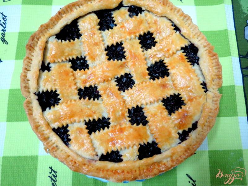 Фото приготовление рецепта: Песочный пирог с вишнями и черникой шаг №6
