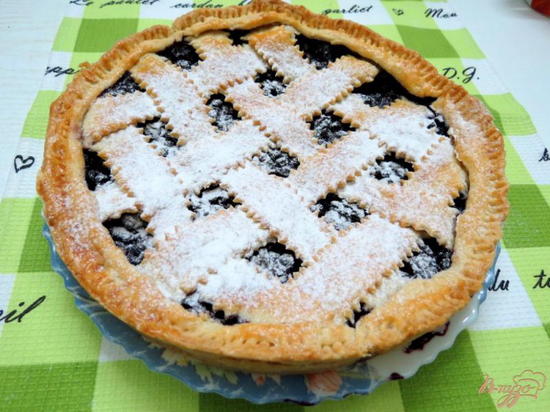 Фото приготовление рецепта: Песочный пирог с вишнями и черникой шаг №7