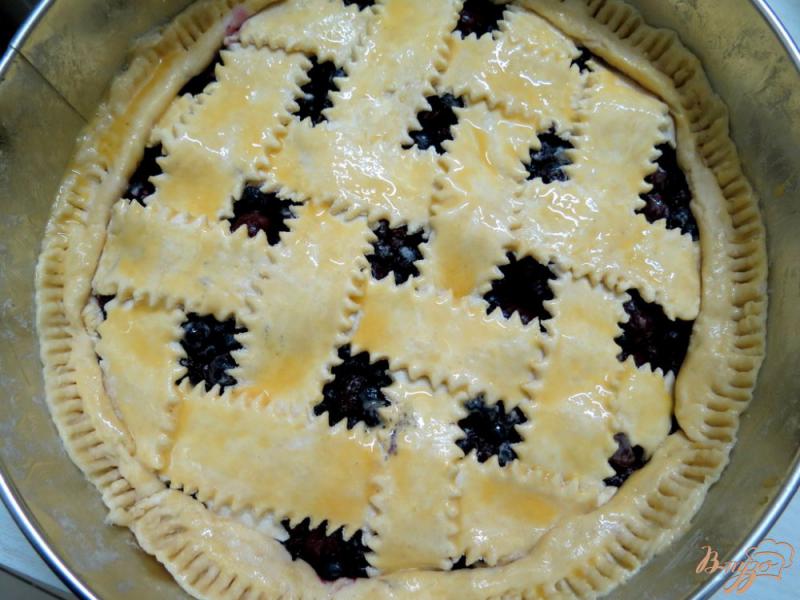 Фото приготовление рецепта: Песочный пирог с вишнями и черникой шаг №5