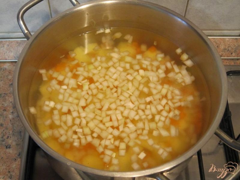 Фото приготовление рецепта: Суп с фрикадельками и зеленым горошком шаг №5