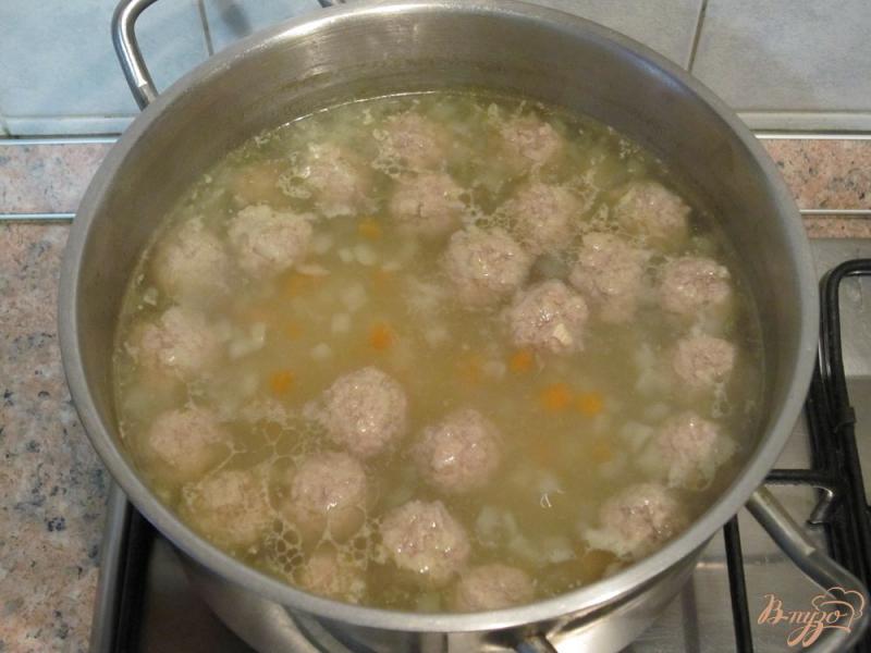 Фото приготовление рецепта: Суп с фрикадельками и зеленым горошком шаг №7