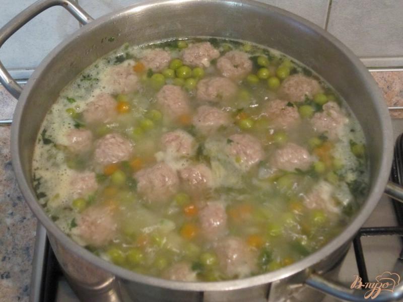 Фото приготовление рецепта: Суп с фрикадельками и зеленым горошком шаг №8