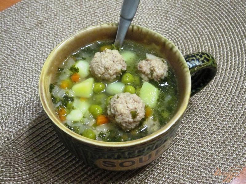 Фото приготовление рецепта: Суп с фрикадельками и зеленым горошком шаг №9