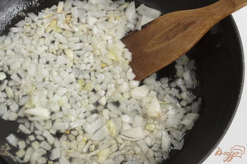 Фото приготовление рецепта: Рис с квашеной капустой шаг №2