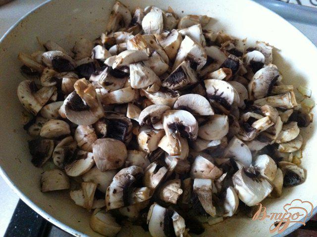Фото приготовление рецепта: Филе хека запеченное с грибами и сыром шаг №3