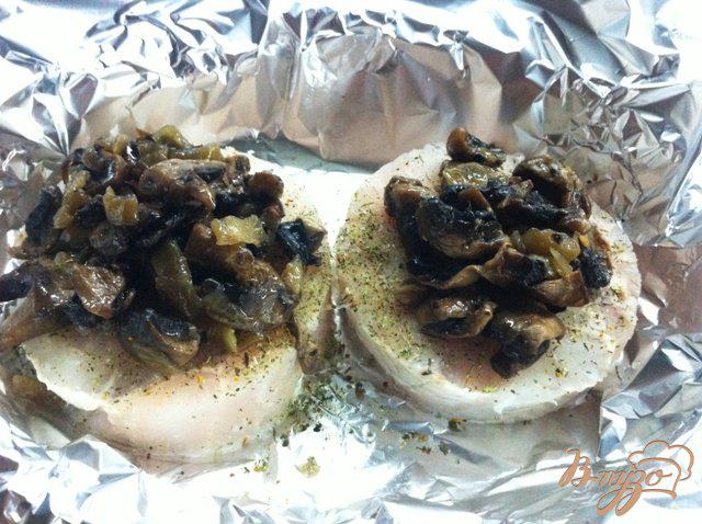 Фото приготовление рецепта: Филе хека запеченное с грибами и сыром шаг №6