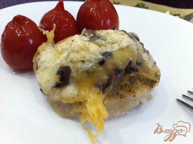 Фото приготовление рецепта: Филе хека запеченное с грибами и сыром шаг №12