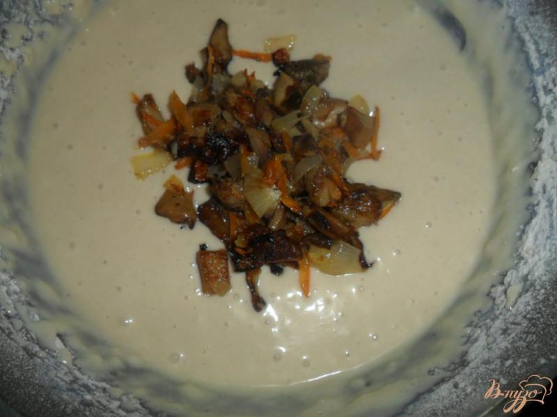 Фото приготовление рецепта: Закусночный кекс с грибами шаг №6