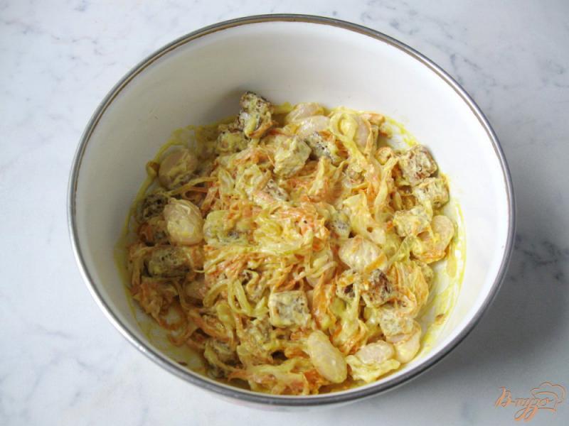 Фото приготовление рецепта: Салат с фасолью и сухариками шаг №9