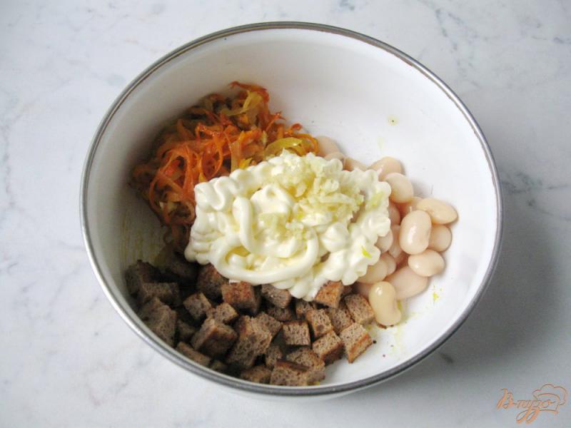 Фото приготовление рецепта: Салат с фасолью и сухариками шаг №8