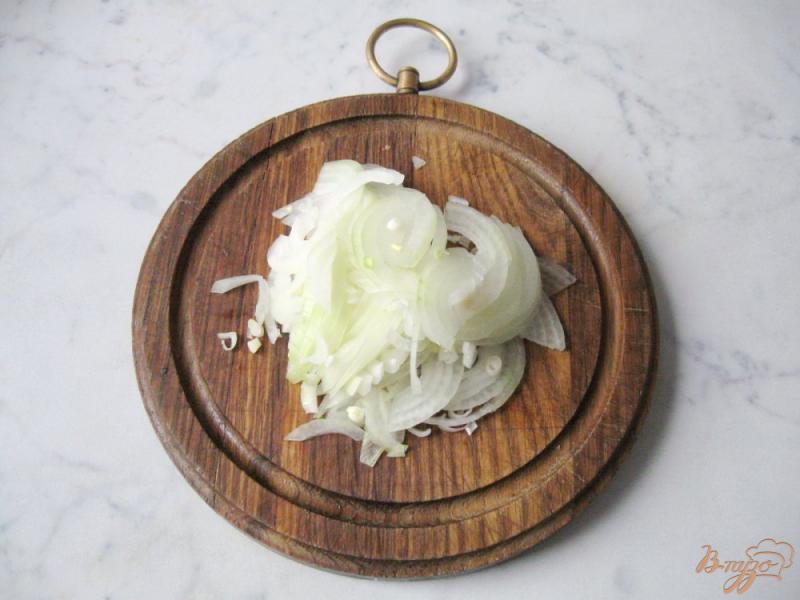 Фото приготовление рецепта: Салат с фасолью и сухариками шаг №3