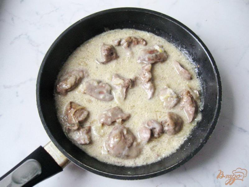 Фото приготовление рецепта: Куриная печень с грибами в сливках шаг №4