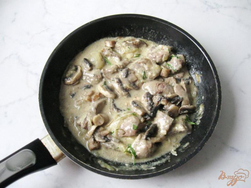 Фото приготовление рецепта: Куриная печень с грибами в сливках шаг №5
