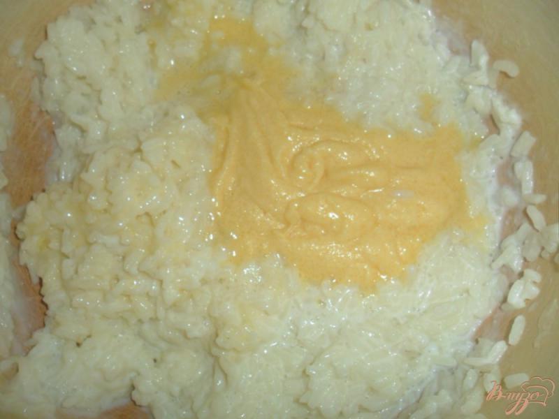 Фото приготовление рецепта: Рисовая запеканка с яблоками шаг №3