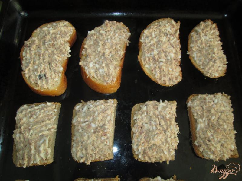 Фото приготовление рецепта: Горячие бутерброды с сайрой шаг №7
