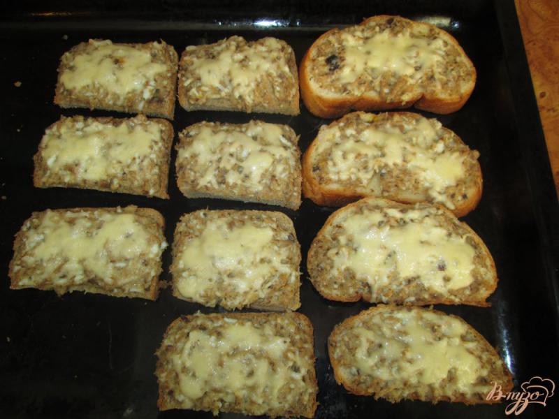 Фото приготовление рецепта: Горячие бутерброды с сайрой шаг №10