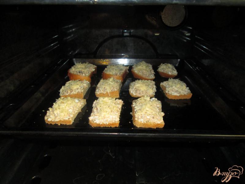 Фото приготовление рецепта: Горячие бутерброды с сайрой шаг №9