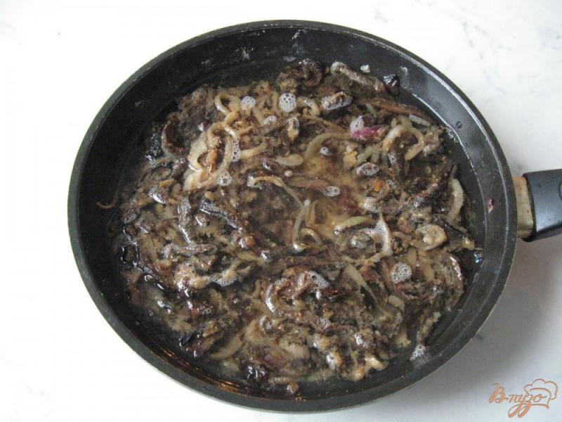 Фото приготовление рецепта: Соус из сушеных грибов шаг №6