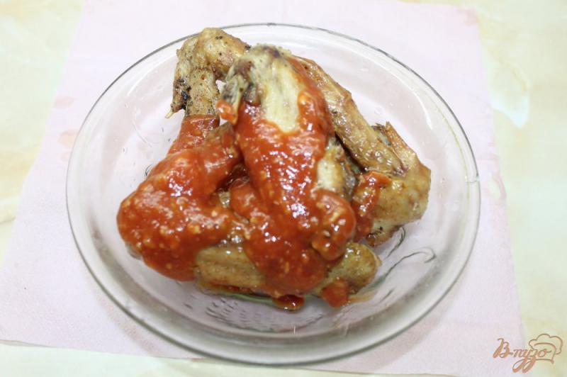 Фото приготовление рецепта: Пикантные куриные крылья в соусе шаг №5