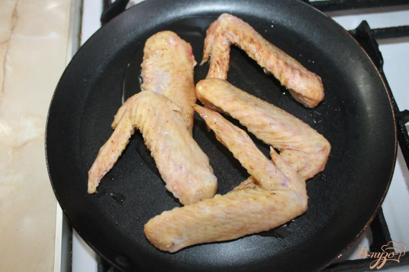Фото приготовление рецепта: Пикантные куриные крылья в соусе шаг №3