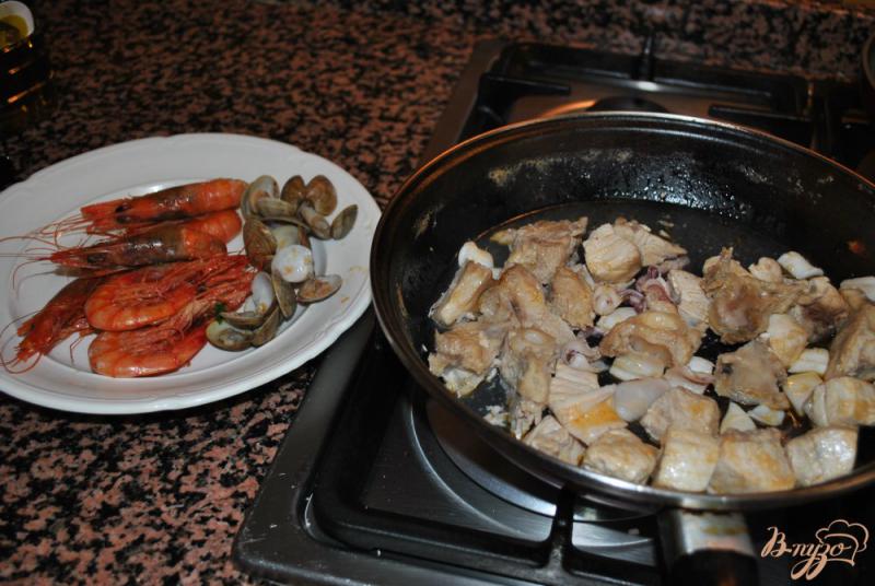 Фото приготовление рецепта: Паэлья с морепродуктами шаг №9