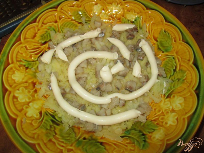 Фото приготовление рецепта: Слоеный салат с сельдью и свеклой шаг №3