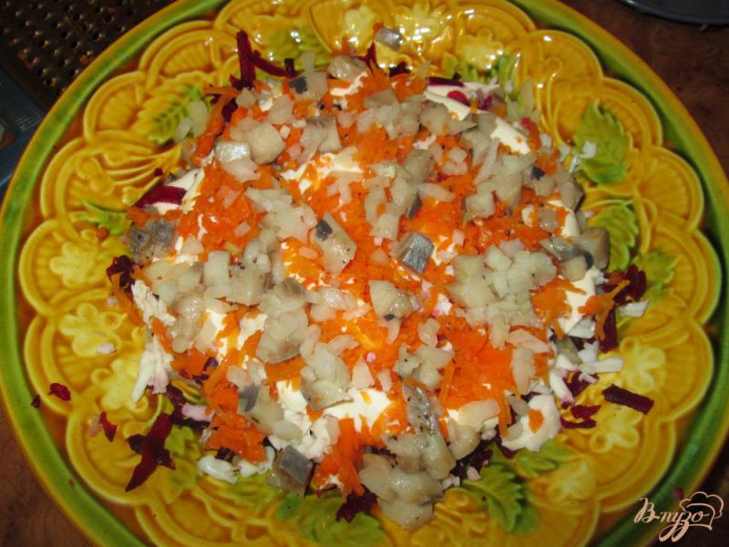 Фото приготовление рецепта: Слоеный салат с сельдью и свеклой шаг №7