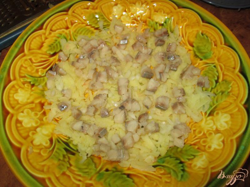 Фото приготовление рецепта: Слоеный салат с сельдью и свеклой шаг №2