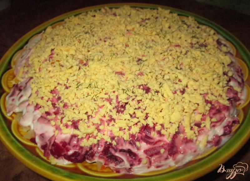 Фото приготовление рецепта: Слоеный салат с сельдью и свеклой шаг №10