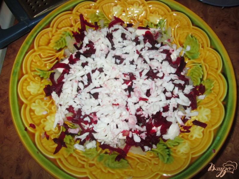 Фото приготовление рецепта: Слоеный салат с сельдью и свеклой шаг №5