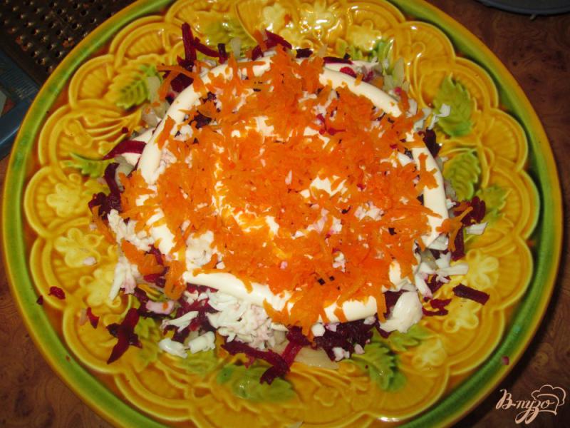 Фото приготовление рецепта: Слоеный салат с сельдью и свеклой шаг №6