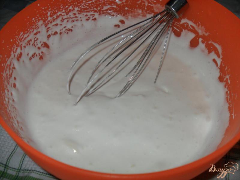 Фото приготовление рецепта: Бисквит с ягодами и грушами в мультиварке шаг №3