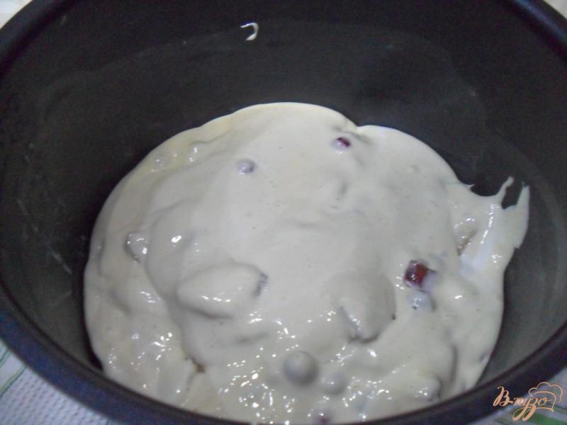 Фото приготовление рецепта: Бисквит с ягодами и грушами в мультиварке шаг №9