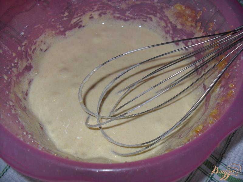 Фото приготовление рецепта: Бисквит с ягодами и грушами в мультиварке шаг №4