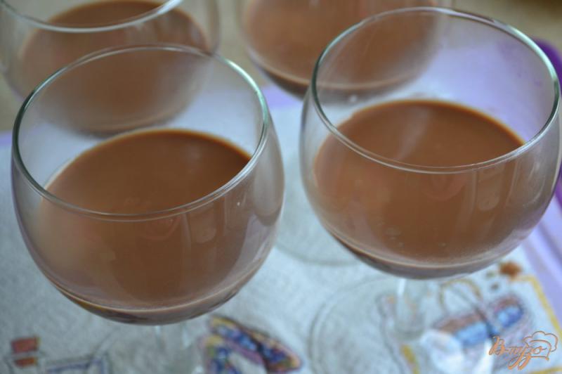 Фото приготовление рецепта: Шоколадно-малиновая панна котта шаг №3