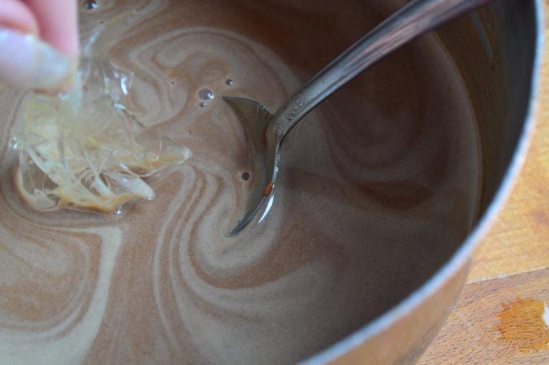 Фото приготовление рецепта: Шоколадно-малиновая панна котта шаг №2