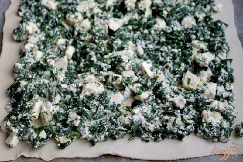 Фото приготовление рецепта: Слоеный пирог с брынзой и зеленью шаг №5