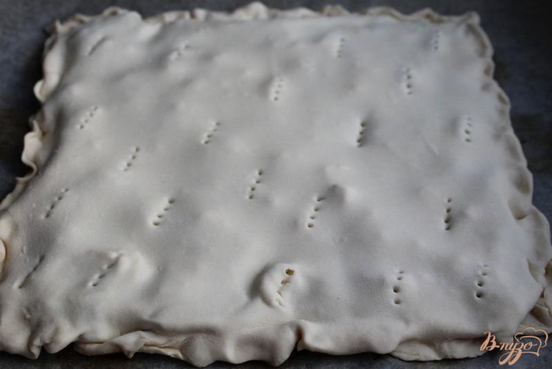 Фото приготовление рецепта: Слоеный пирог с брынзой и зеленью шаг №6