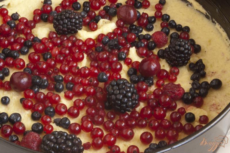Фото приготовление рецепта: Летний пирог с ягодами шаг №3