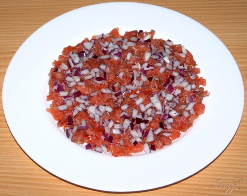 Фото приготовление рецепта: Салат с лососем «Северный полюс» шаг №3