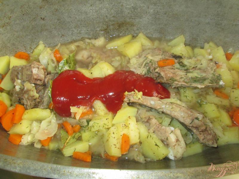 Фото приготовление рецепта: Жаркое со свиными ребрами и картофелем шаг №5