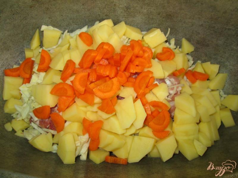Фото приготовление рецепта: Жаркое со свиными ребрами и картофелем шаг №3
